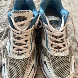 Genises Xelero womens sneaker size 7.5